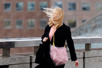 Una mujer cruza el Puente de Londres mientras la tormenta ?owyn trae fuertes rfagas a Londres. La Oficina Meteorolgica del Reino Unido ha emitido advertencias de rfagas previstas de hasta 161 km/h.