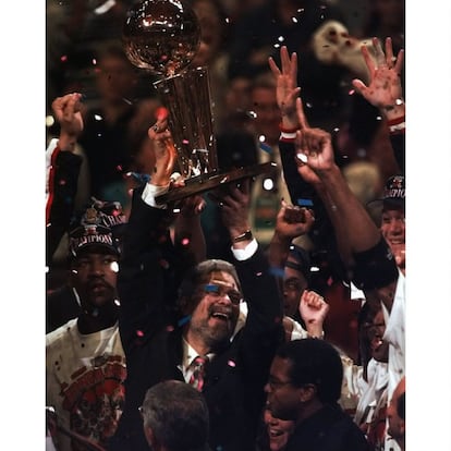 Phil Jackson levanta el trofeo que acredita a los Bulls como campeones de la temporada en 1997 tras la final ante Utah Jazz.