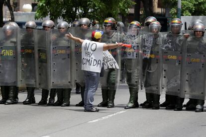 Um partidário da oposição grita aos guardas nacionais venezuelanos durante os confrontos em Caracas.