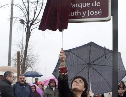 Ruth Ortiz descubre la placa del parque dedicado a sus hijos en C&oacute;rdoba.