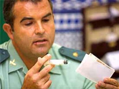 Un comandante de la Guardia Civil explica, ayer, como se hacía la ilusión de la multiplicación de billetes.