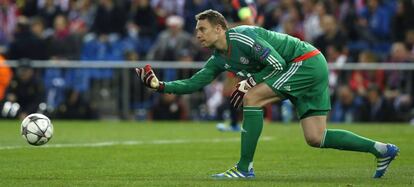 El portero del Bayern, Marcos Neuer, saca la pelota durante el partido contra el Atlético.