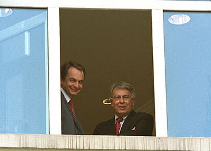 Zapatero, junto a Felipe Gonzlez, en octubre de 2002.