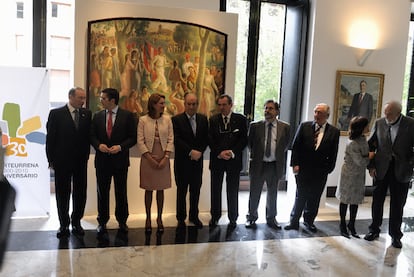 El <b><i>lehendakari</b></i> y la presidenta del Parlamento posan junto a sus antecesores en el cargo que acudieron a la celebración del aniversario de la Cámara y el escultor Néstor Basterretxea. De izquierda a derecha: Juan José Ibarretxe, Patxi López, Arantza Quiroga, Carlos Garaikoetxea, Juan José Pujana, Jesús Eguiguren, Joseba Leizaola, Izaskun Bilbao y Basterretxea.
Basterretxea saluda efusivo al final de su intervención, tras agradecer el reconocimiento de la Cámara.