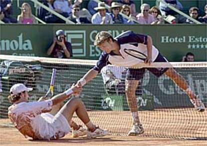 Ferrero ayuda a Mantilla a levantarse tras un punto durante la final.