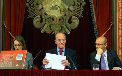 Ibon Areso, en el centro, durante la presentación de los Presupuestos de Bilbao para 2015.