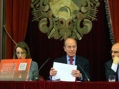 Ibon Areso, en el centro, durante la presentación de los Presupuestos de Bilbao para 2015.