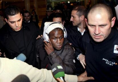 Royston Drenthe, a su llegada ayer al aeropuerto de Alicante, escoltado por la Policía.