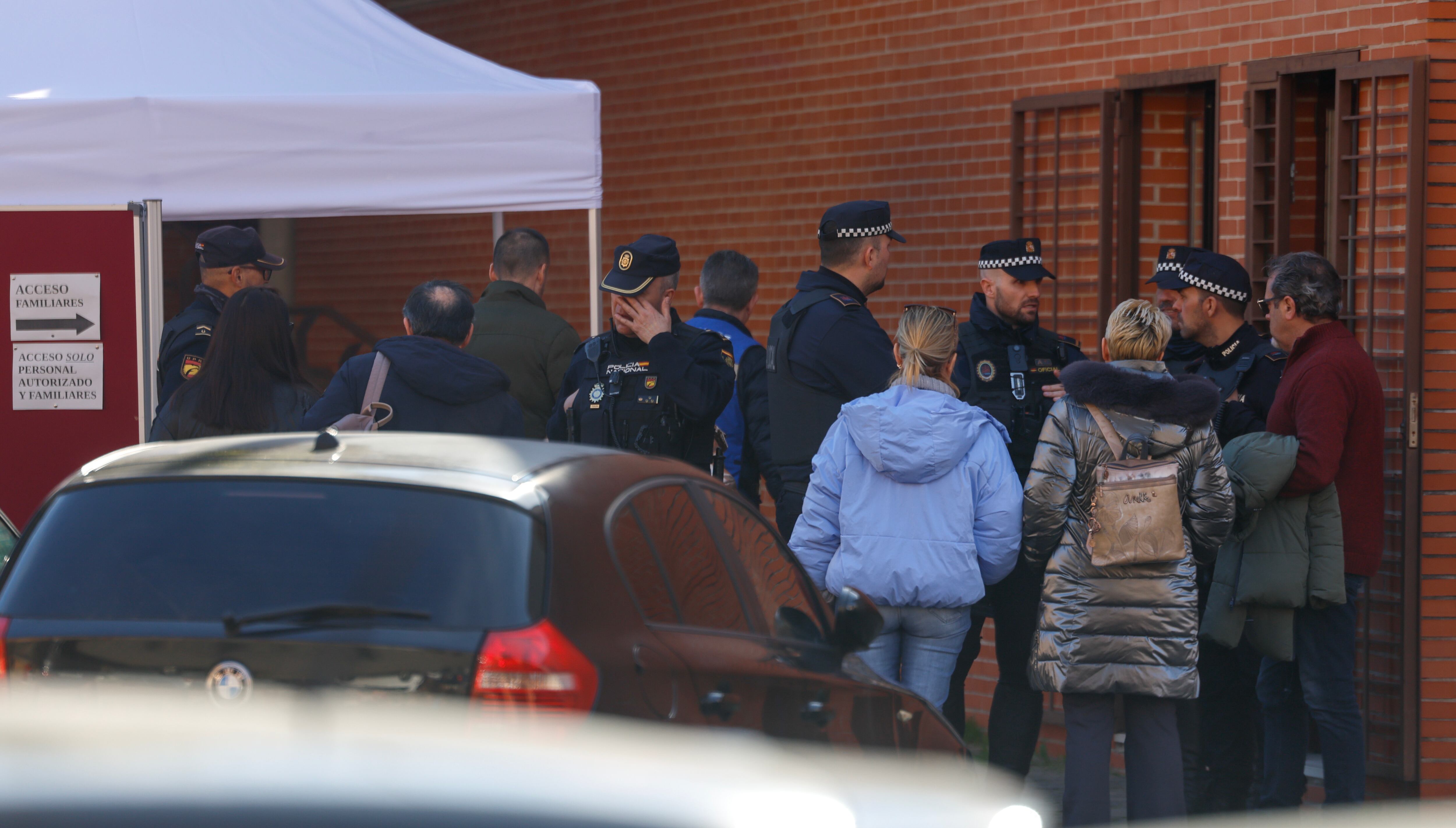 El vía crucis de los familiares que buscan desaparecidos en el accidente de tren de Adamuz: “Toda la noche buscando en hospitales y no sabemos nada”