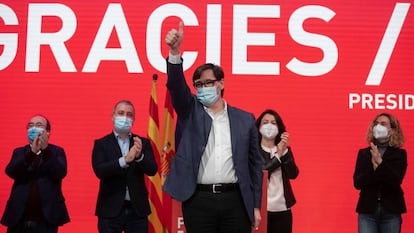 Salvador Illa (c), candidate of the Catalan branch of the Socialist Party, on Sunday.