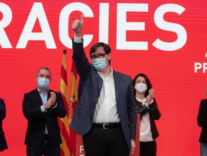 Salvador Illa (c), candidate of the Catalan branch of the Socialist Party, on Sunday.