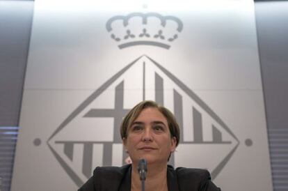 La alcaldesa de Barcelona, Ada Colau, durante la rueda de prensa que ofreció ayer.