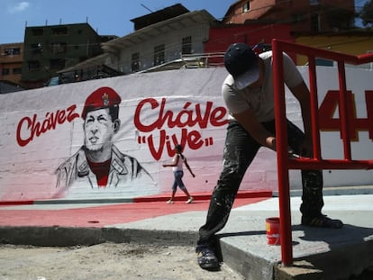 Homens pintando um mural em homenagem a Chávez.