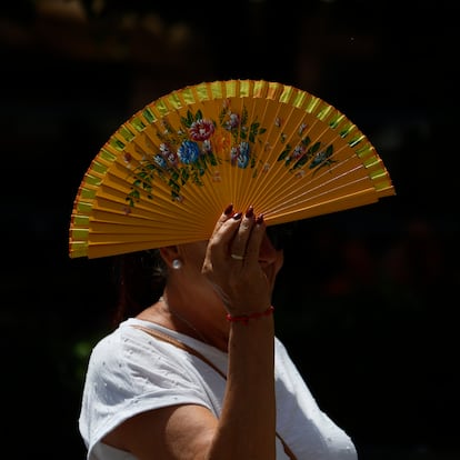 FOTODELDÍA GRAFAND9967. CÓRDOBA, 09/07/2025.-Una mujer se tapa con un abanico mientras camina por el centro histórico, este miércoles cuando se mantiene el aviso amarillo en Córdoba, donde se alcanzarán los 40 grados. Según los datos de la Agencia Estatal de Meteorología (Aemet) sitúan al valle del Guadalquivir, entre las provincias de Jaén y Córdoba, como la zona más calurosa del país puesto que no hay precedentes de que una comarca haya recibido durante 31 días consecutivos (en concreto desde el pasado 7 de junio) avisos por altas temperaturas. EFE/Salas