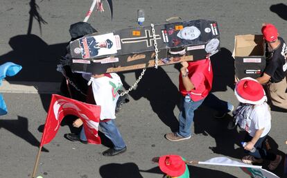 Manifestantes carregam um falso caixão de Temer.