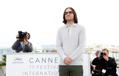 El director de cine estadounidense David Robert Mitchell posa para los fotógrafos durante la presentación de la película 'Under the Silver Lake', el 16 de mayo de 2018. 