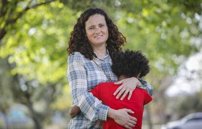 Lucia Cuesta con su hijo Ibu, en un parque de la población de Paterna, Valencia.