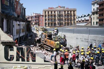 Voluntarios reconstruyen el Centro Social Can Vies.