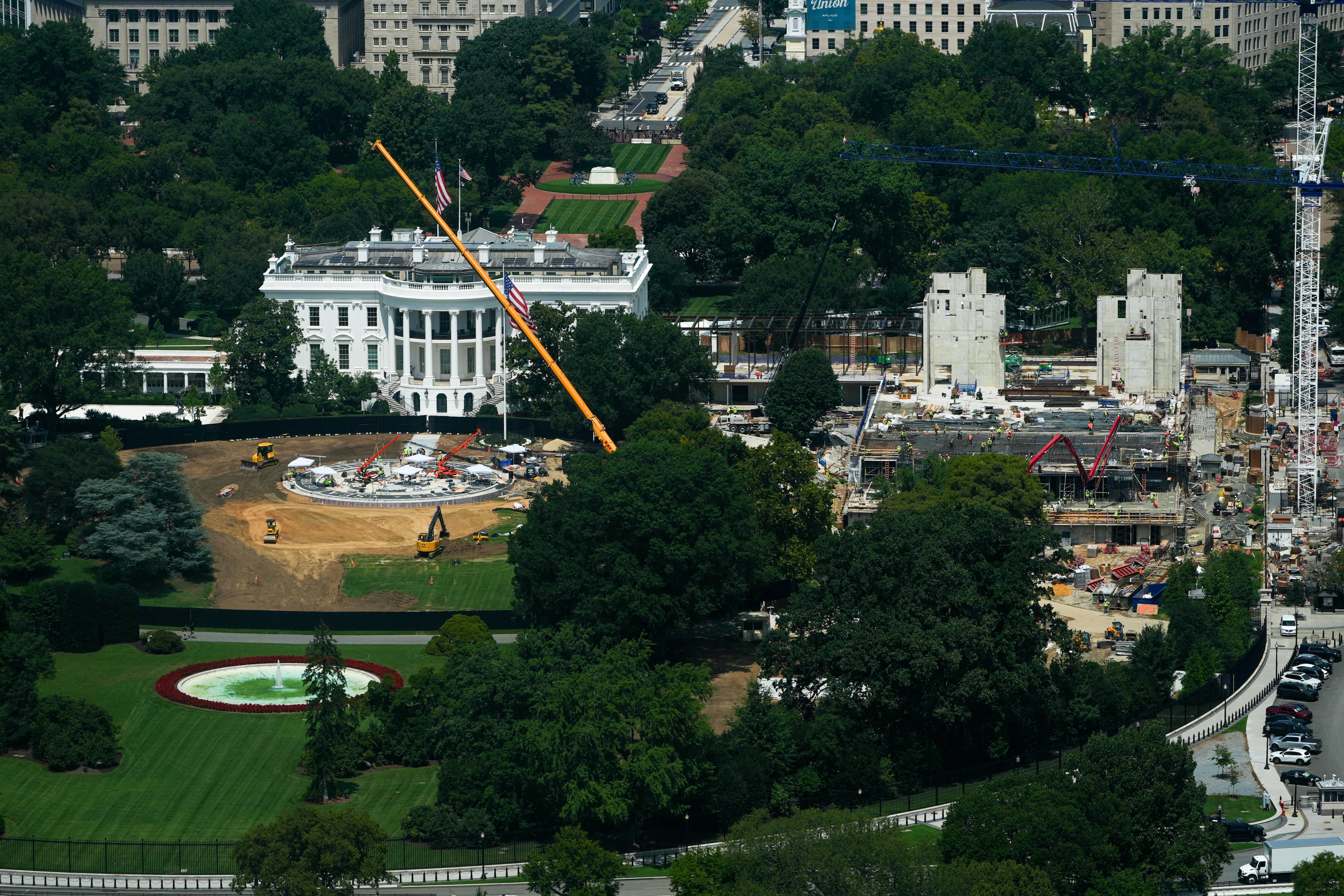 El Tribunal Supremo permite que Trump continúe, por ahora, con la construcción del salón de baile en la Casa Blanca
