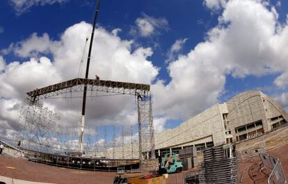 El equipo de la cantante islandesa Bj&ouml;rk instalando el escenario 