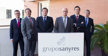 Javier Jim&eacute;nez, director Jur&iacute;dico de Sanyres; Jos&eacute; Ignacio Navajas, director de Marketing; Jorge Borrego, de Operaciones; Ram&oacute;n Berra, director general; Ignacio S&aacute;nchez, jefe Financiero, y Bernardo L&oacute;pez, del &aacute;rea Asistencial.