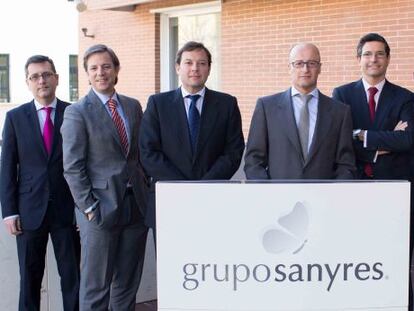 Javier Jim&eacute;nez, director Jur&iacute;dico de Sanyres; Jos&eacute; Ignacio Navajas, director de Marketing; Jorge Borrego, de Operaciones; Ram&oacute;n Berra, director general; Ignacio S&aacute;nchez, jefe Financiero, y Bernardo L&oacute;pez, del &aacute;rea Asistencial.