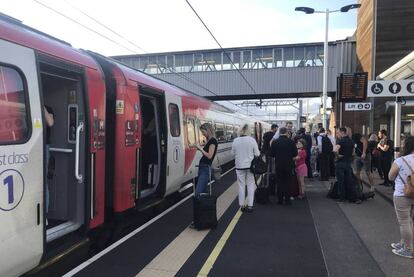 Los pasajeros de un tren en Peterborough esperan esta tarde a que se restablezca el servicio tras el apagón en gran parte de Inglaterra y Gales.