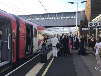 Los pasajeros de un tren en Peterborough esperan esta tarde a que se restablezca el servicio tras el apagón en gran parte de Inglaterra y Gales.