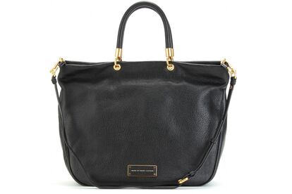 Un bolso negro de piel es un bsico que no debera faltar en tu armario. Este modelo es de Marc by Marc Jacobs (525 euros).