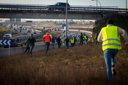 Un grupo de agricultores intenta cortar la A-42 a la altura de Torrejón de la Calzada, este miércoles. 