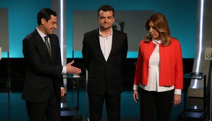 Los candidatos, Juanma Moreno (PP), Antonio Maillo (IU) y Susana Díaz, se saludan al inicio del segundo debate emitido por televisión.