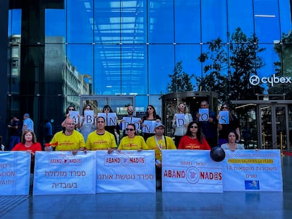 Protesta del personal laboral en el exterior en Tel Aviv, este miércoles cerca de la embajada española.