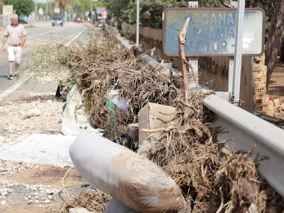 La carretera N-340 a la altura de Alcanar Platja, una urbanización de Alcanar ubicada entre Les Cases d'Alcanar y La Ràpita, este domingo tras el temporal.