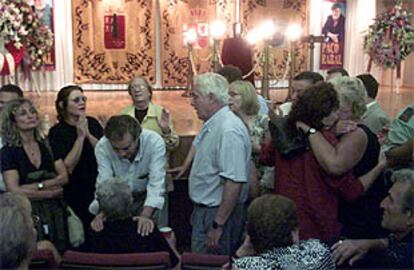 Los asistentes a la capilla ardiente de Paco Rabal intentan consolar a Asunción Balaguer (sentada), anoche.