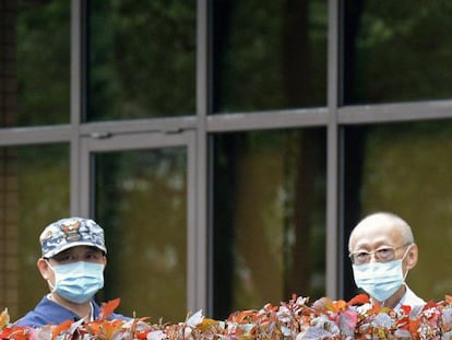 Dos hombres usando mascarilla