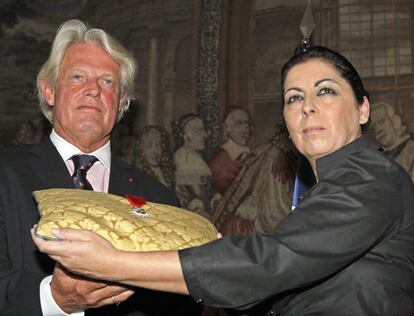 La viuda de Enrique Morente, Aurora Carbonell y el embajador de Francia en España, Bruno Delaye, muestran la medalla de la Legión de Honor francesa concedida el pasado año al cantaor granadino.