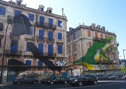 Los grafitis dan color a unos edificios de la avenida Fontes Pereira de Melo cuya rehabilitación se paralizó con la crisis económica. El dibujo de la sombra es obra del artista Sam3.