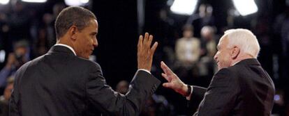 Barack Obama y John McCain, al finalizar el tercer debate electoral, celebrado en la Universidad de Hofstra, en Nueva York.