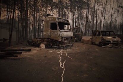 Vehiculos arrasados por la llamas en Castanheira de Pera, Leiria, Portugal.