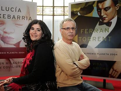 Ganadora y finalista del Premio Planeta 2004, Lucía Etxebarria y Ferran Torrent, ayer en Madrid.