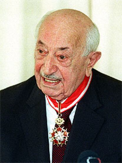 Simón Wiesenthal, tras recibir una condecoración checa en 1999.