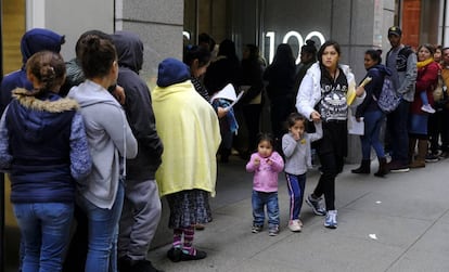 Inmigrantes en una oficina de Inmigración de San Francisco.
