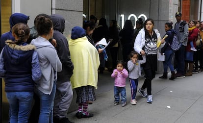 Inmigrantes en una oficina de Inmigración de San Francisco. 