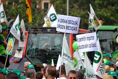 Agricultores de varias comunidades de España protestaban, a principios de julio, frente al Ministerio de Agricultura en Madrid. Exigían ayudas económicas para enfrentar la sequía en el campo