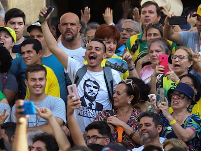 Seguidores del presidente de Brasil, Jair Bolsonaro, ovacionan al mandatario durante una misa en la basílica de Nuestra Señora de Aparecida, el 12 de octubre de 2022, en São Paulo.