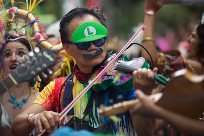 Músico a la 'Luigi', do Mario Bros, no bloco 'Céu na Terra', no Rio de Janeiro, neste sábado