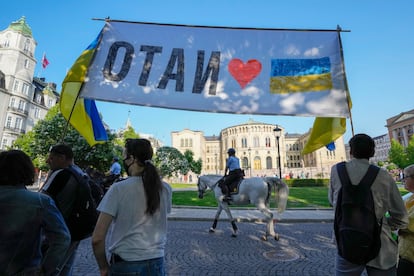 Un grupo de personas reclama la adhesión de Ucrania a la OTAN en Oslo, este miércoles, donde se reúnen los ministros de Exteriores de los países aliados.