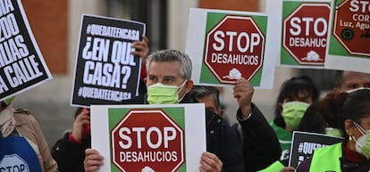 Manifestación en Madrid para pedir el cese de los desahucios, este jueves.