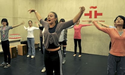 La bailaora Asunción Pérez imparte una clase de flamenco en el Instituto Cervantes de Pekín.