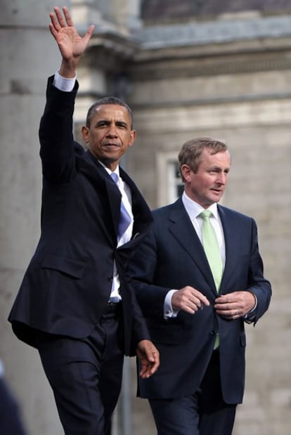 El presidente estadounidense, Barack Obama, saluda junto al primer ministro irlandés, Enda Kenny, en la universidad de Green en Dublín, Irlanda.